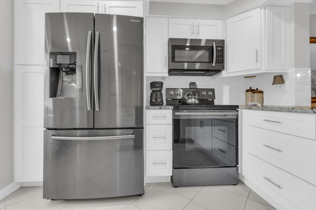 7185 Huntington Lane 202, Delray Beach, FL 33446