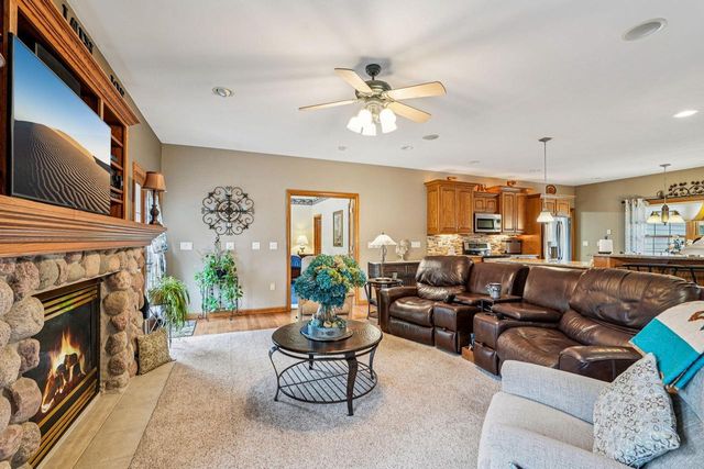 N32W22121 Hill N Dale CIRCLE, Pewaukee, WI 53072