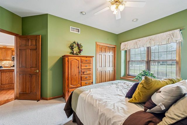 N32W22121 Hill N Dale CIRCLE, Pewaukee, WI 53072