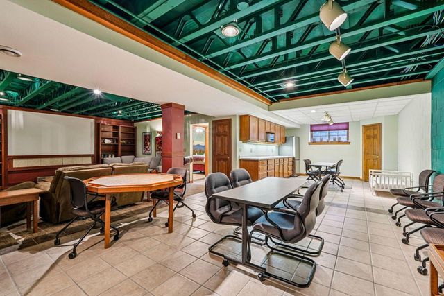 N32W22121 Hill N Dale CIRCLE, Pewaukee, WI 53072