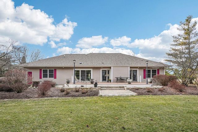 N32W22121 Hill N Dale CIRCLE, Pewaukee, WI 53072