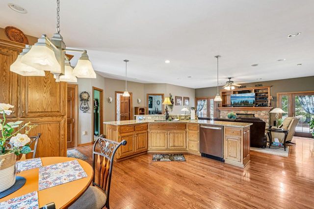 N32W22121 Hill N Dale CIRCLE, Pewaukee, WI 53072