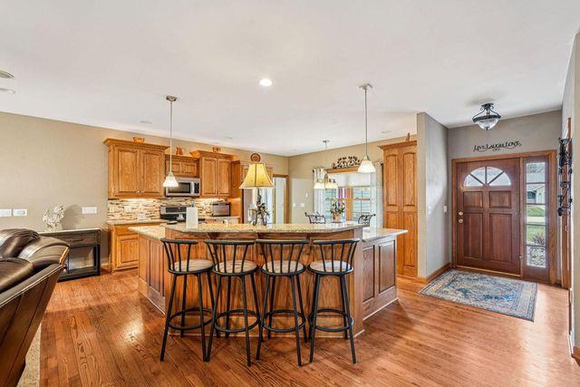 N32W22121 Hill N Dale CIRCLE, Pewaukee, WI 53072