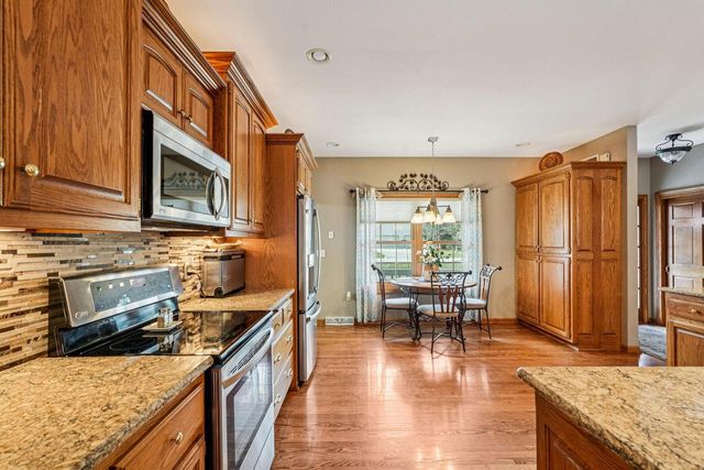 N32W22121 Hill N Dale CIRCLE, Pewaukee, WI 53072