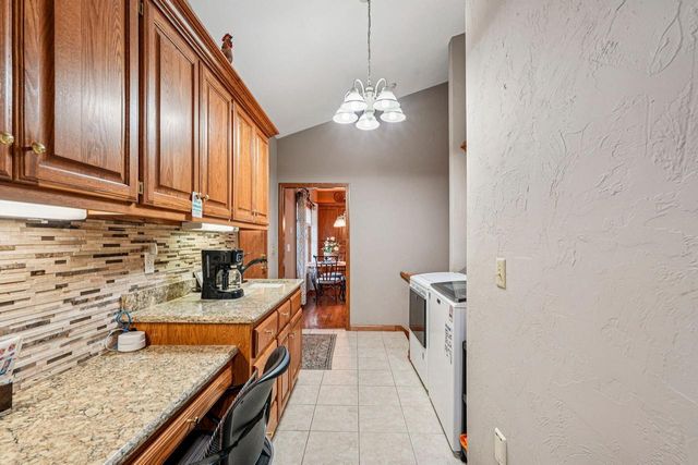 N32W22121 Hill N Dale CIRCLE, Pewaukee, WI 53072