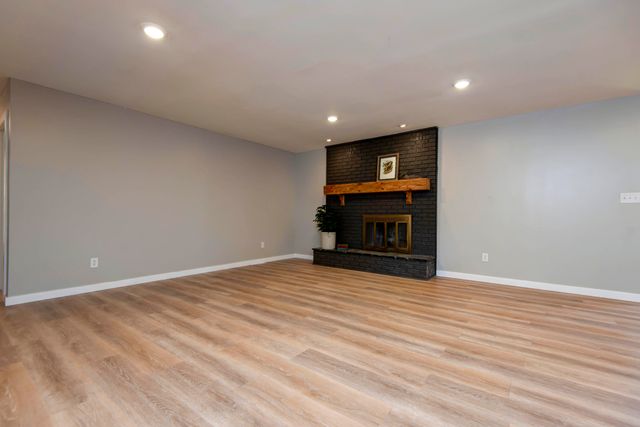 2329 E Meadow Drive, Springfield, MO 65804