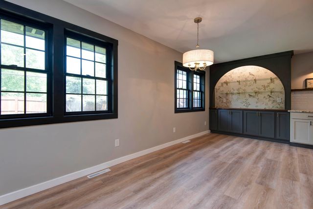 2329 E Meadow Drive, Springfield, MO 65804
