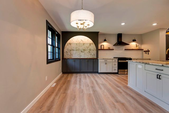 2329 E Meadow Drive, Springfield, MO 65804