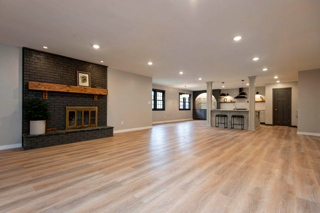 2329 E Meadow Drive, Springfield, MO 65804