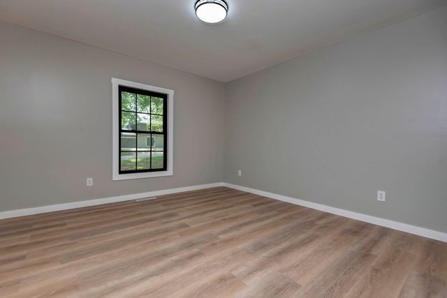 2329 E Meadow Drive, Springfield, MO 65804