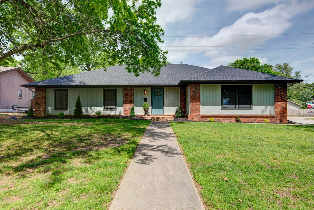 2329 E Meadow Drive, Springfield, MO 65804