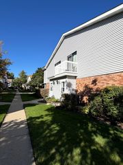 366 Washington Court 366, Vernon Hills, IL 60061