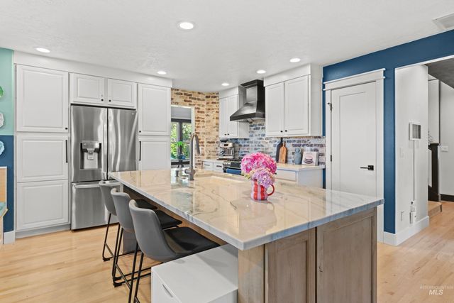 8155 W Burntree Ct, Boise, ID 83704