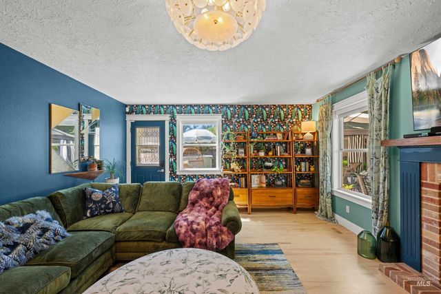 8155 W Burntree Ct, Boise, ID 83704
