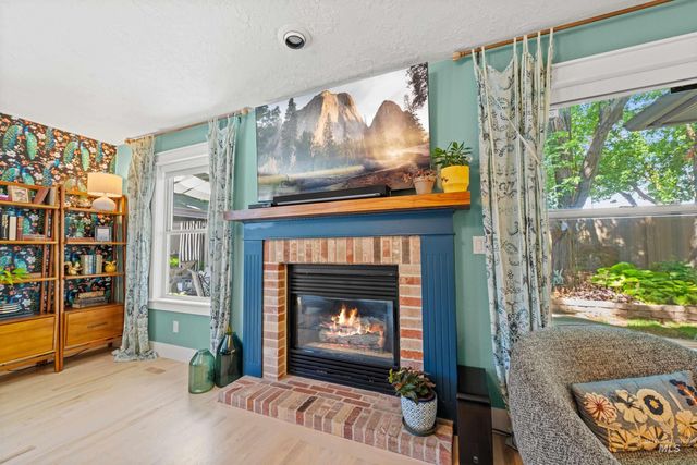 8155 W Burntree Ct, Boise, ID 83704
