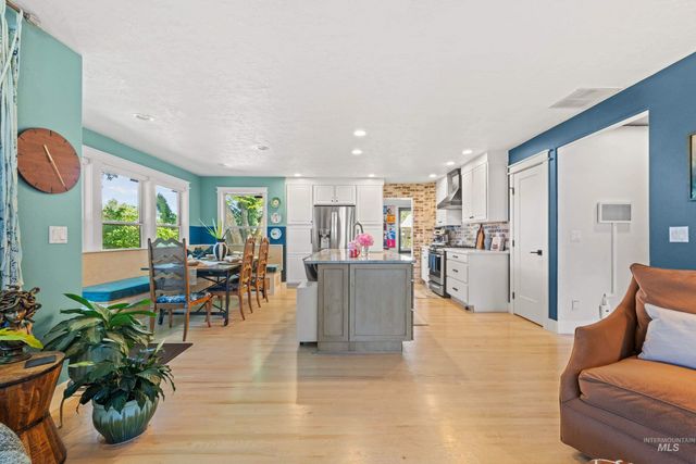 8155 W Burntree Ct, Boise, ID 83704