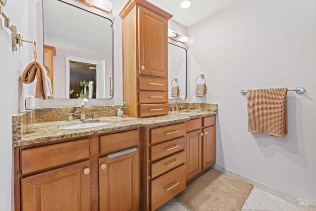 8155 W Burntree Ct, Boise, ID 83704