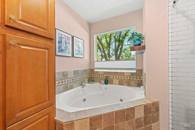 8155 W Burntree Ct, Boise, ID 83704