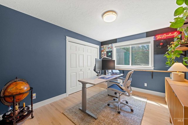 8155 W Burntree Ct, Boise, ID 83704