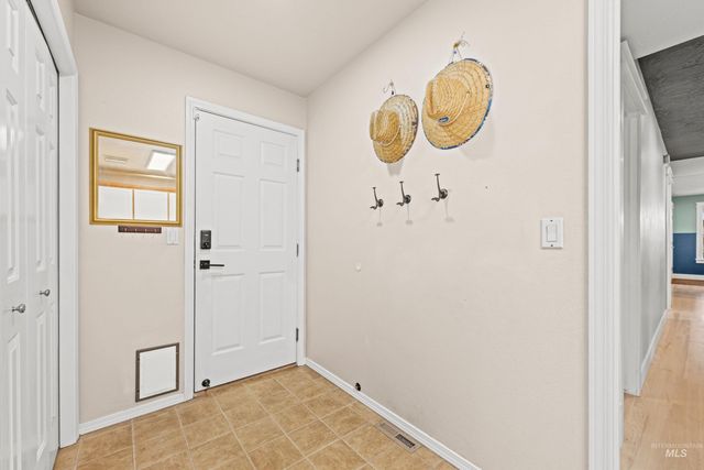 8155 W Burntree Ct, Boise, ID 83704