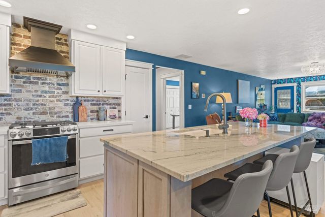 8155 W Burntree Ct, Boise, ID 83704