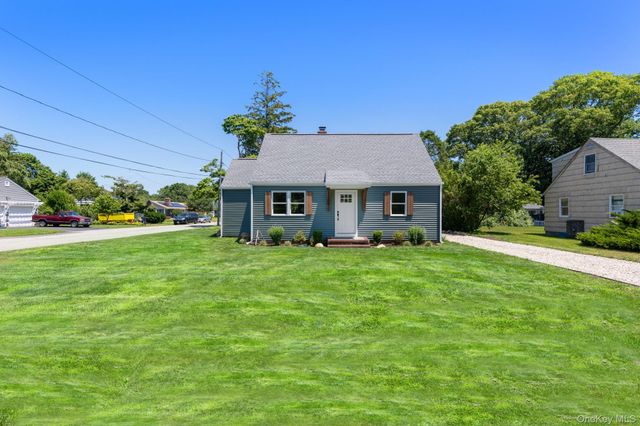90 Sunrise Avenue, Riverhead, NY 11901