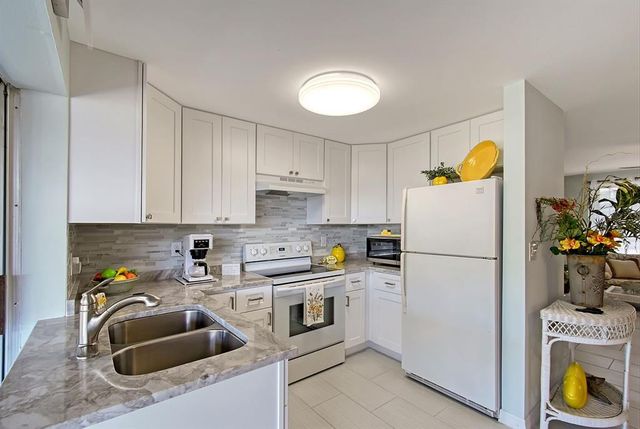 2406 BREAKWATER CIRCLE, Sarasota, FL 34231