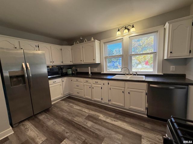 1868 GRAND Avenue, Galesburg, IL 61401