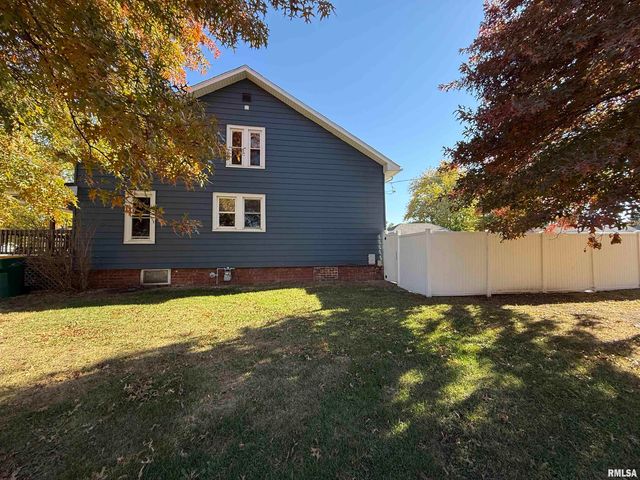 1868 GRAND Avenue, Galesburg, IL 61401