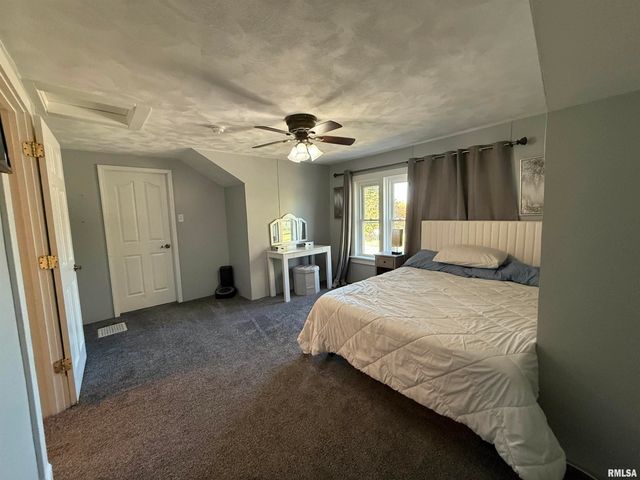 1868 GRAND Avenue, Galesburg, IL 61401