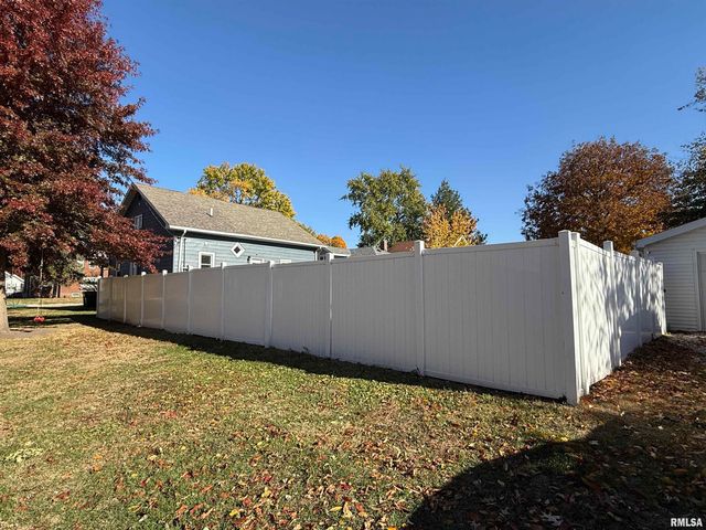 1868 GRAND Avenue, Galesburg, IL 61401