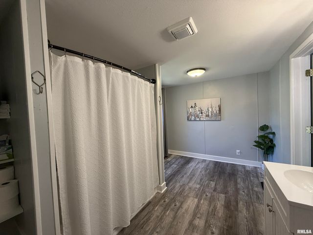 1868 GRAND Avenue, Galesburg, IL 61401