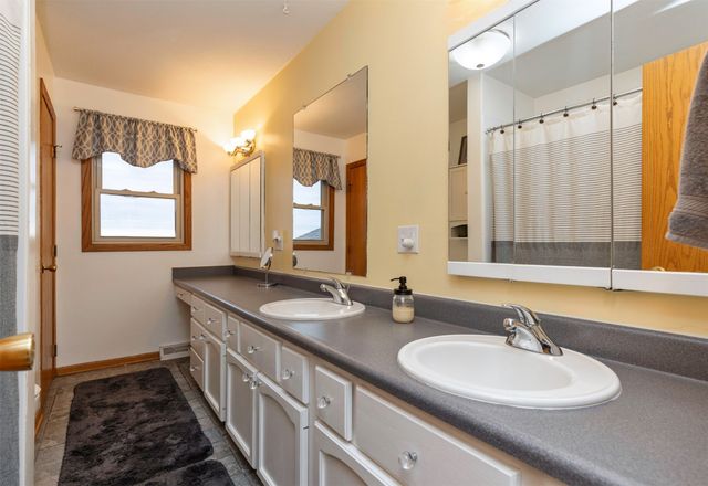 633 Greenfield Parkway, Des Moines, IA 50320