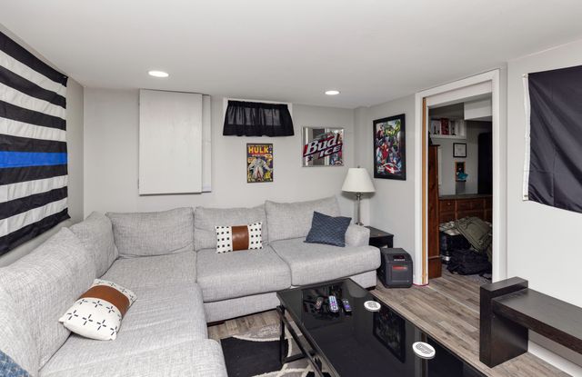 633 Greenfield Parkway, Des Moines, IA 50320