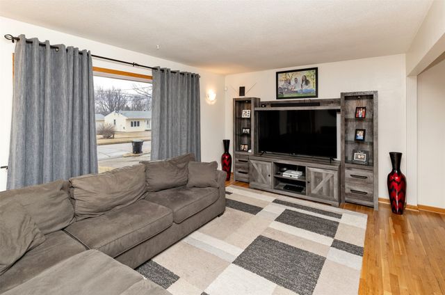 633 Greenfield Parkway, Des Moines, IA 50320