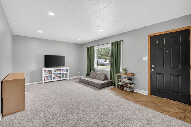 4825 Hillcrest Drive, Pleasant Hill, IA 50327