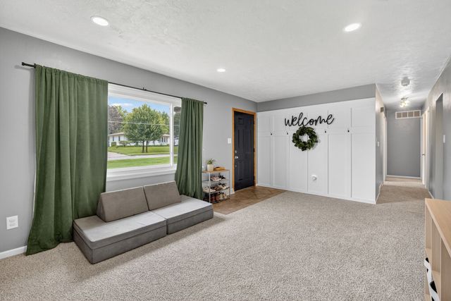 4825 Hillcrest Drive, Pleasant Hill, IA 50327