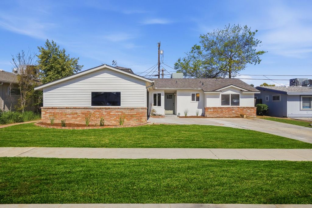 Image 1 of property listing at 3915 E Holland Avenue, Fresno, CA 93726