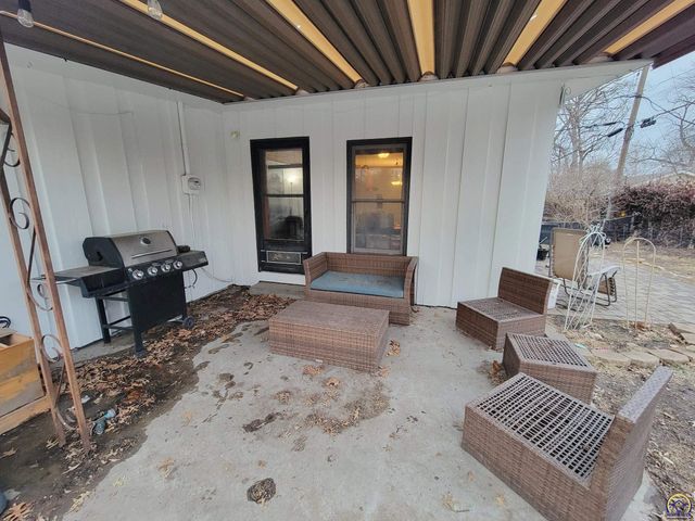 1906 SW Belle AVE, Topeka, KS 66604