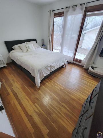 1906 SW Belle AVE, Topeka, KS 66604