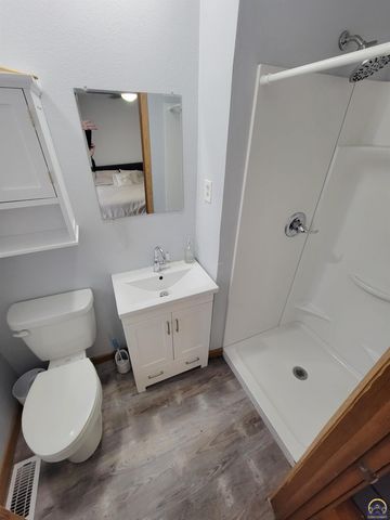 1906 SW Belle AVE, Topeka, KS 66604