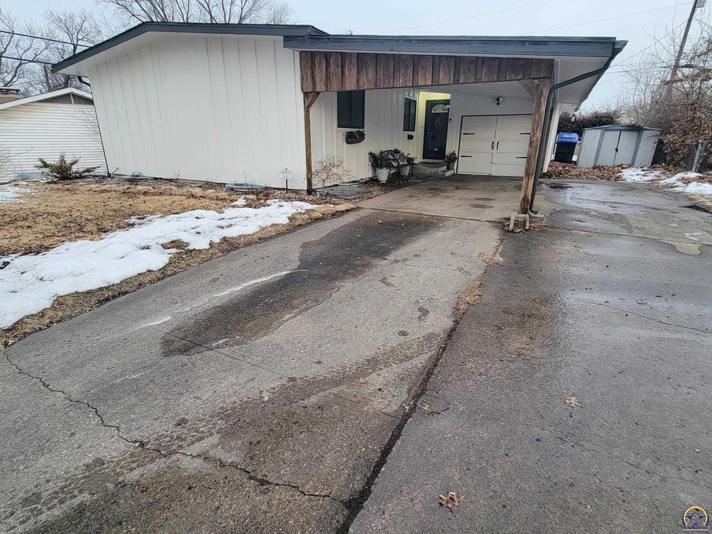 1906 SW Belle AVE, Topeka, KS 66604