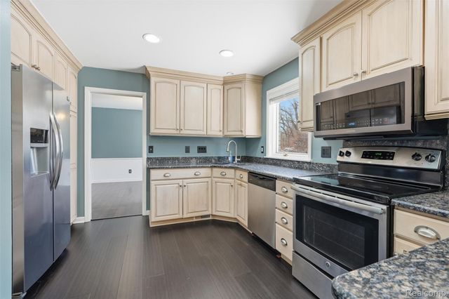 1820 Hunters Ridge Drive, Bloomfield Hills, MI 48304