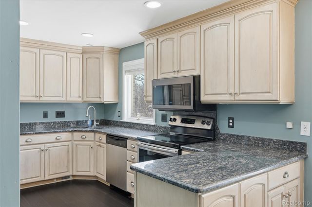 1820 Hunters Ridge Drive, Bloomfield Hills, MI 48304