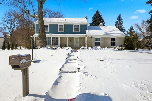 1820 Hunters Ridge Drive, Bloomfield Hills, MI 48304