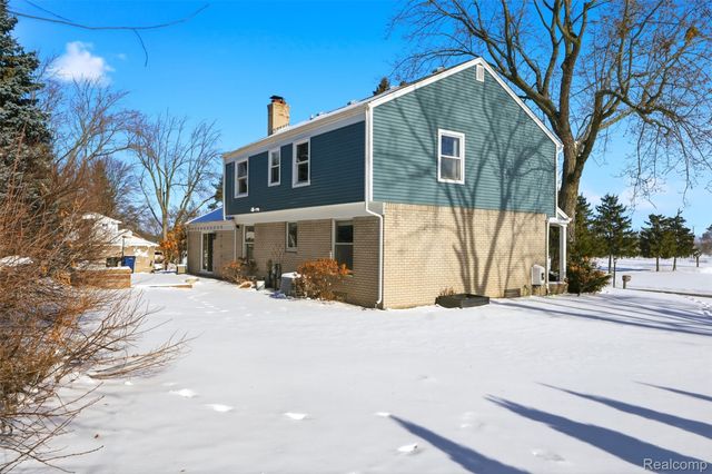 1820 Hunters Ridge Drive, Bloomfield Hills, MI 48304