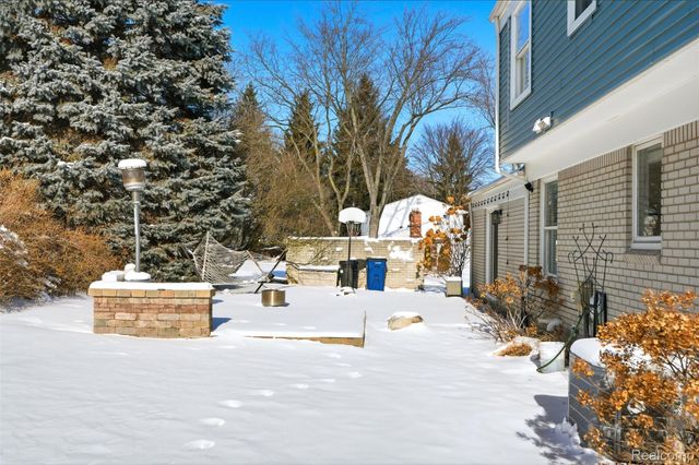 1820 Hunters Ridge Drive, Bloomfield Hills, MI 48304