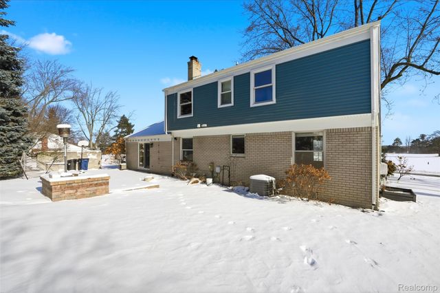 1820 Hunters Ridge Drive, Bloomfield Hills, MI 48304