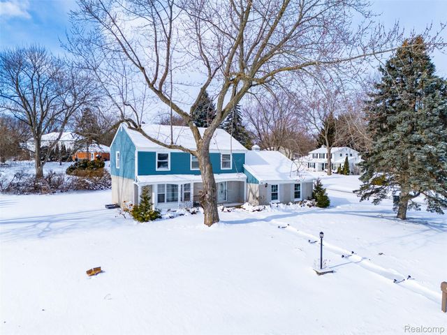 1820 Hunters Ridge Drive, Bloomfield Hills, MI 48304