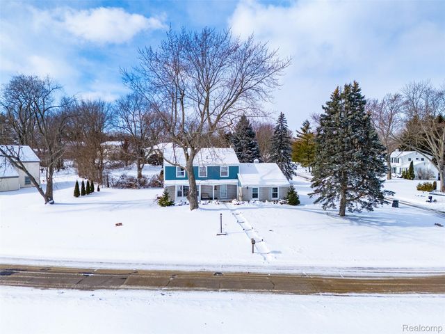 1820 Hunters Ridge Drive, Bloomfield Hills, MI 48304